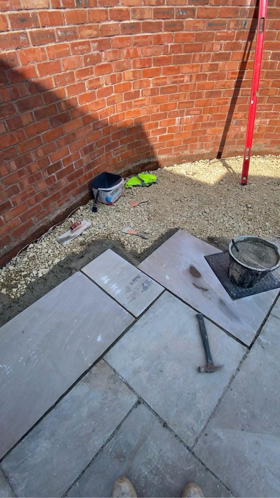 Laying stone paving slabs